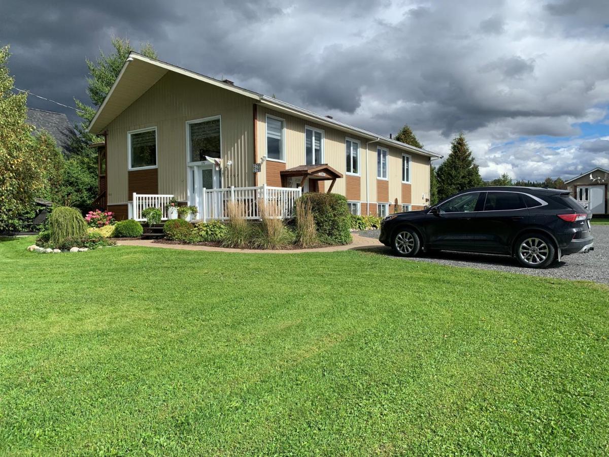 Logement 3 ,5 Entierement Prive Lac-Mégantic エクステリア 写真